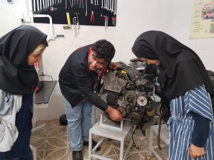 مدرس اقا دوره آموزش مکانیک خودرو برای بانوان