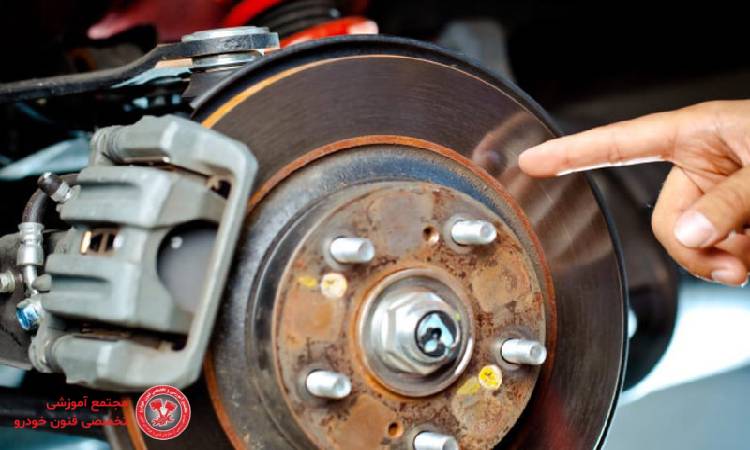 خرابی در دیسک ترمز یا تاب داشتن آن هنگام ترمزگیری